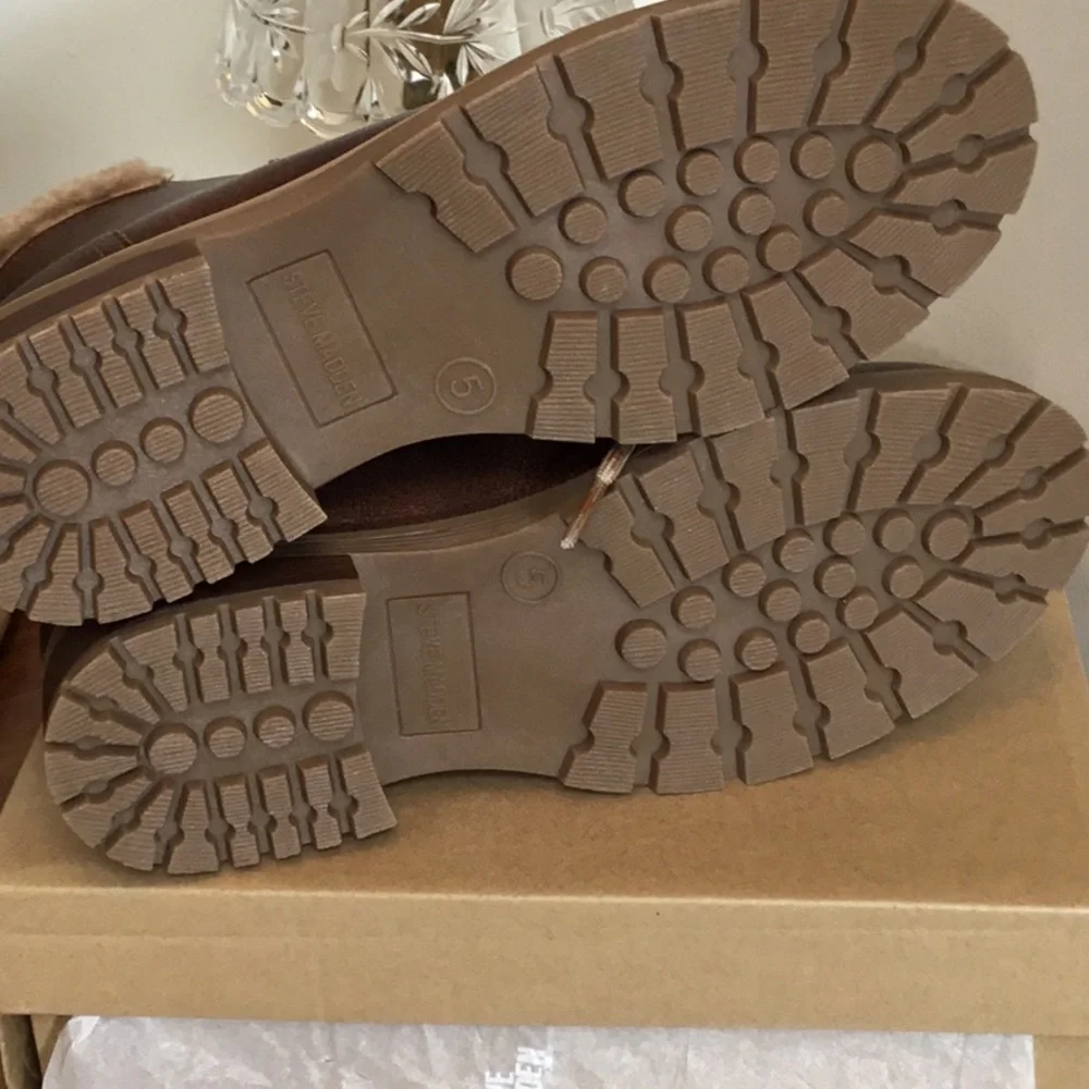STEVE Madden girls boots. New in box Size 5